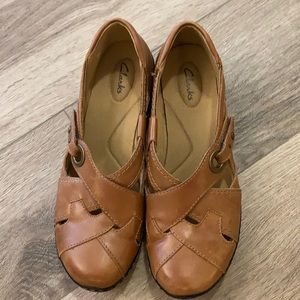 Clarks tan comfort loafers